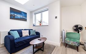 Cosy 1 Bed Apartment With Free Parking Close To Underground Station Zone 2 For Quick Access To Central London Up To 5 Guests